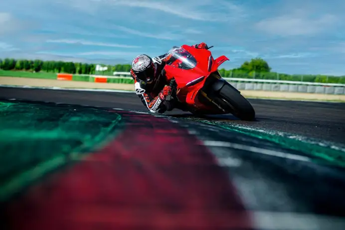 Ducati Riding Experience: adrenalina su strada e pista con i migliori istruttori