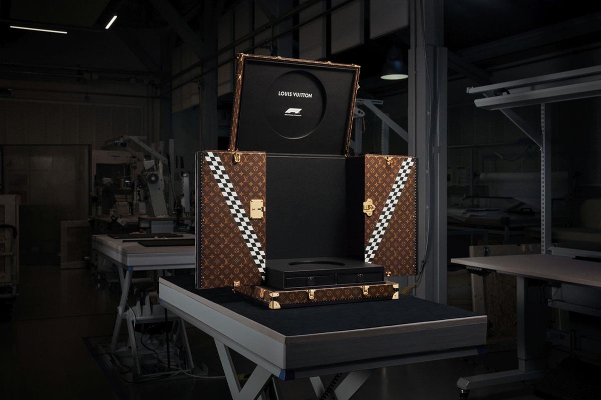 Louis Vuitton diventa partner ufficiale della Formula 1. E la Vittoria viaggia in un baule porta trofeo speciale