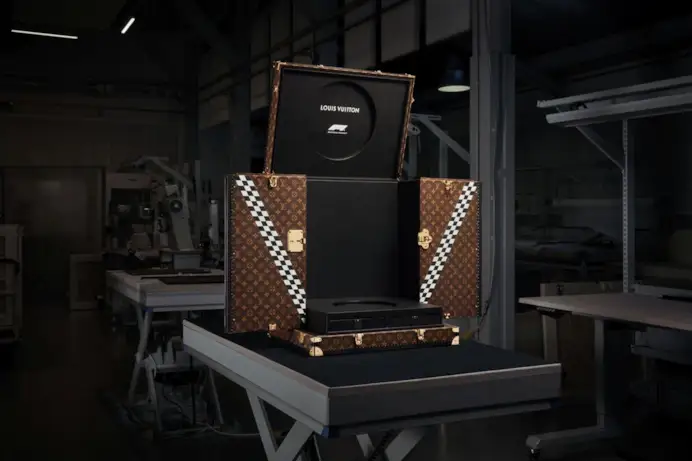 Louis Vuitton diventa partner ufficiale della Formula 1. E la Vittoria viaggia in un baule porta trofeo speciale