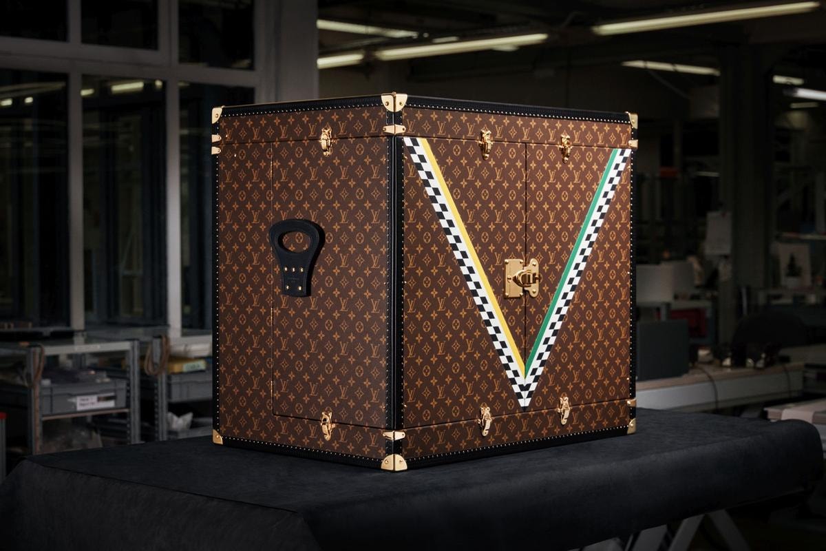 Louis Vuitton diventa partner ufficiale della Formula 1. E la Vittoria viaggia in un baule porta trofeo speciale