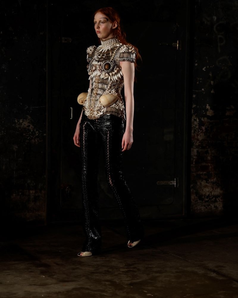 Un look Dilara Findikoglu (ph Francesc Ten)