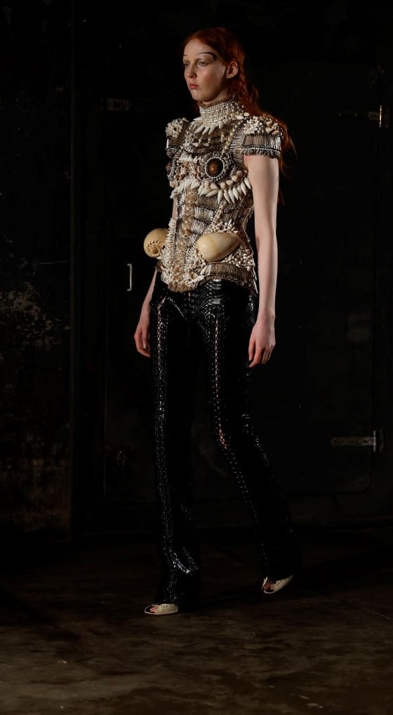 Un look Dilara Findikoglu (ph Francesc Ten)