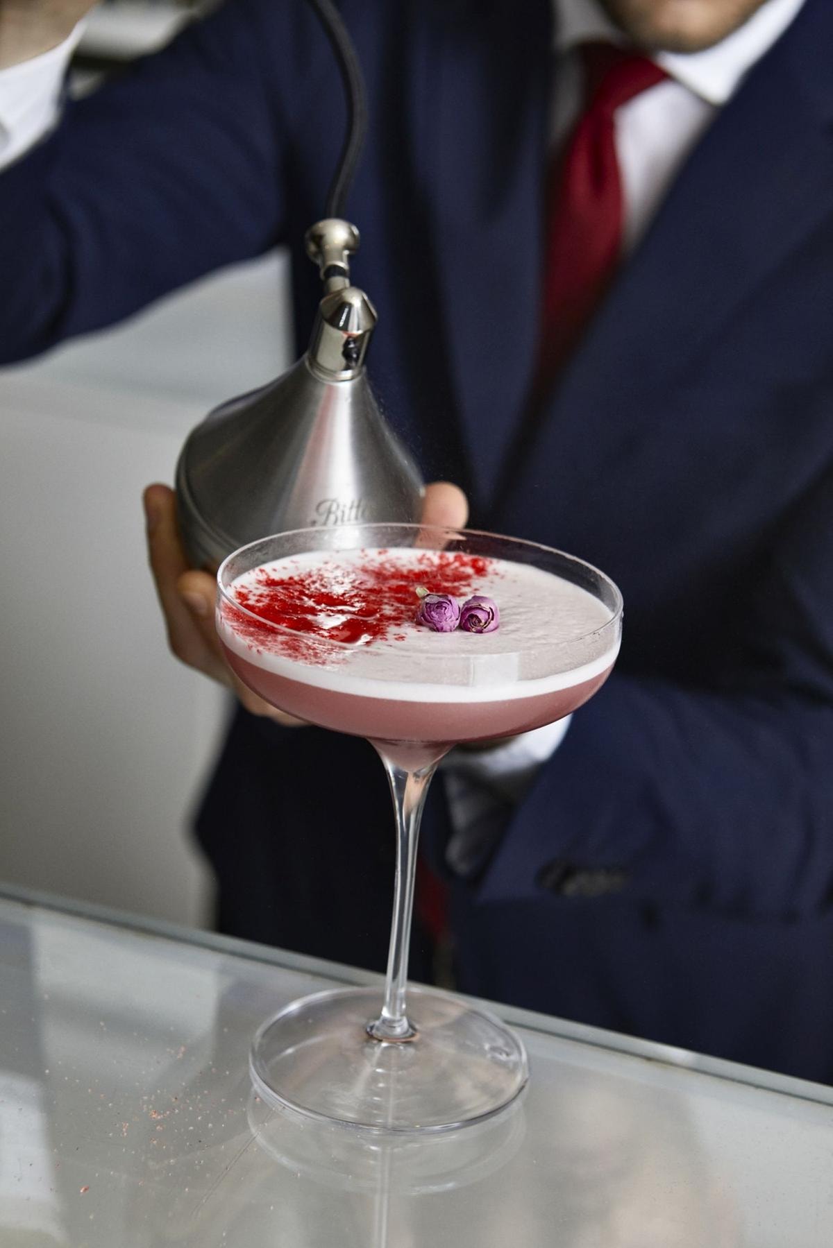 Il Magna Pars di Milano, il primo Hotel à Parfum, inaugura il LabSolue Bar and Roof Terrace. Per un aperitivo diverso