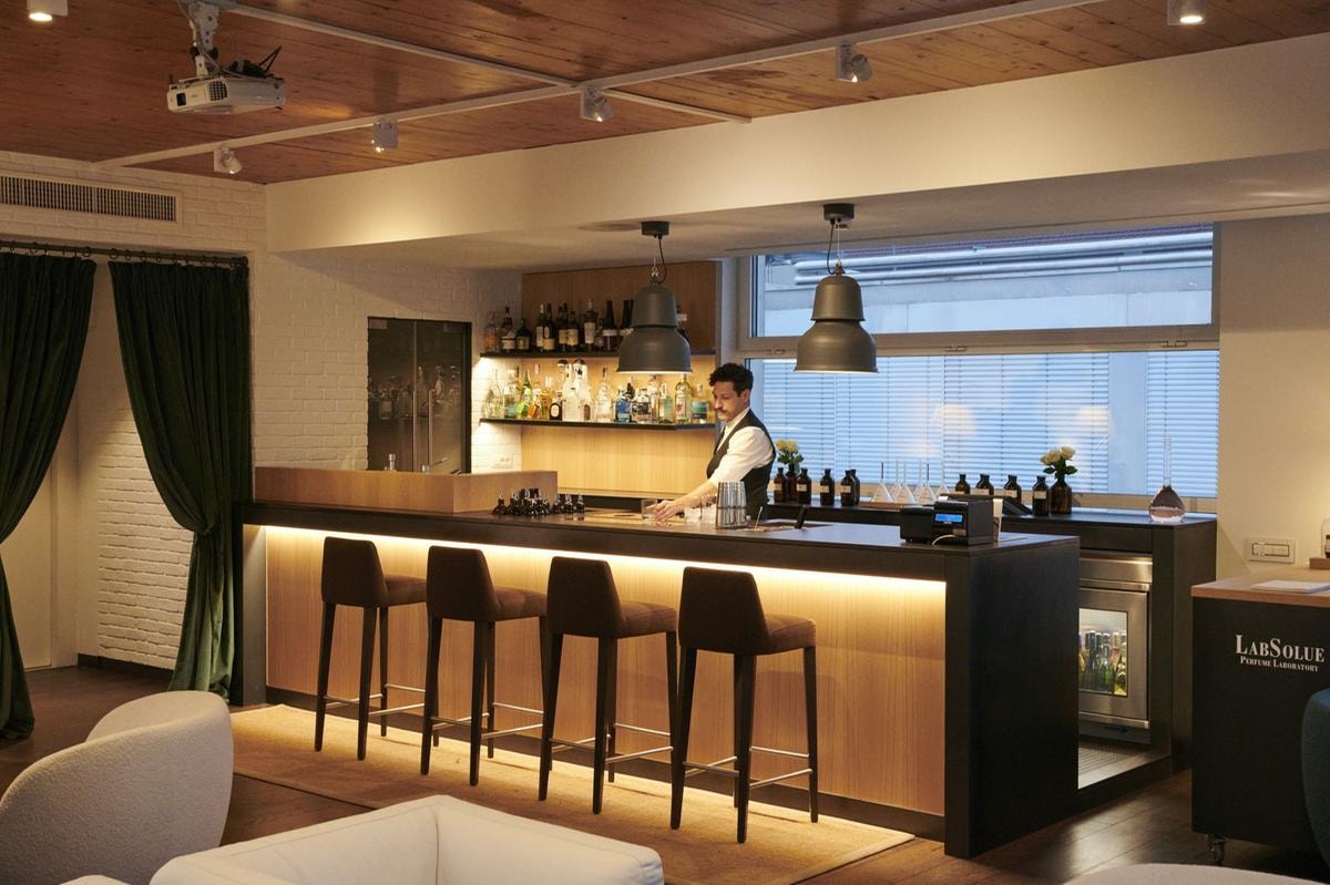 Il Magna Pars di Milano, il primo Hotel à Parfum, inaugura il LabSolue Bar and Roof Terrace. Per un aperitivo diverso