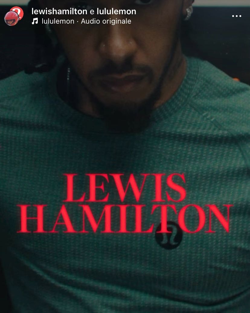 Lewis Hamilton nell'adv Lululemon (Instagram @lululemon)