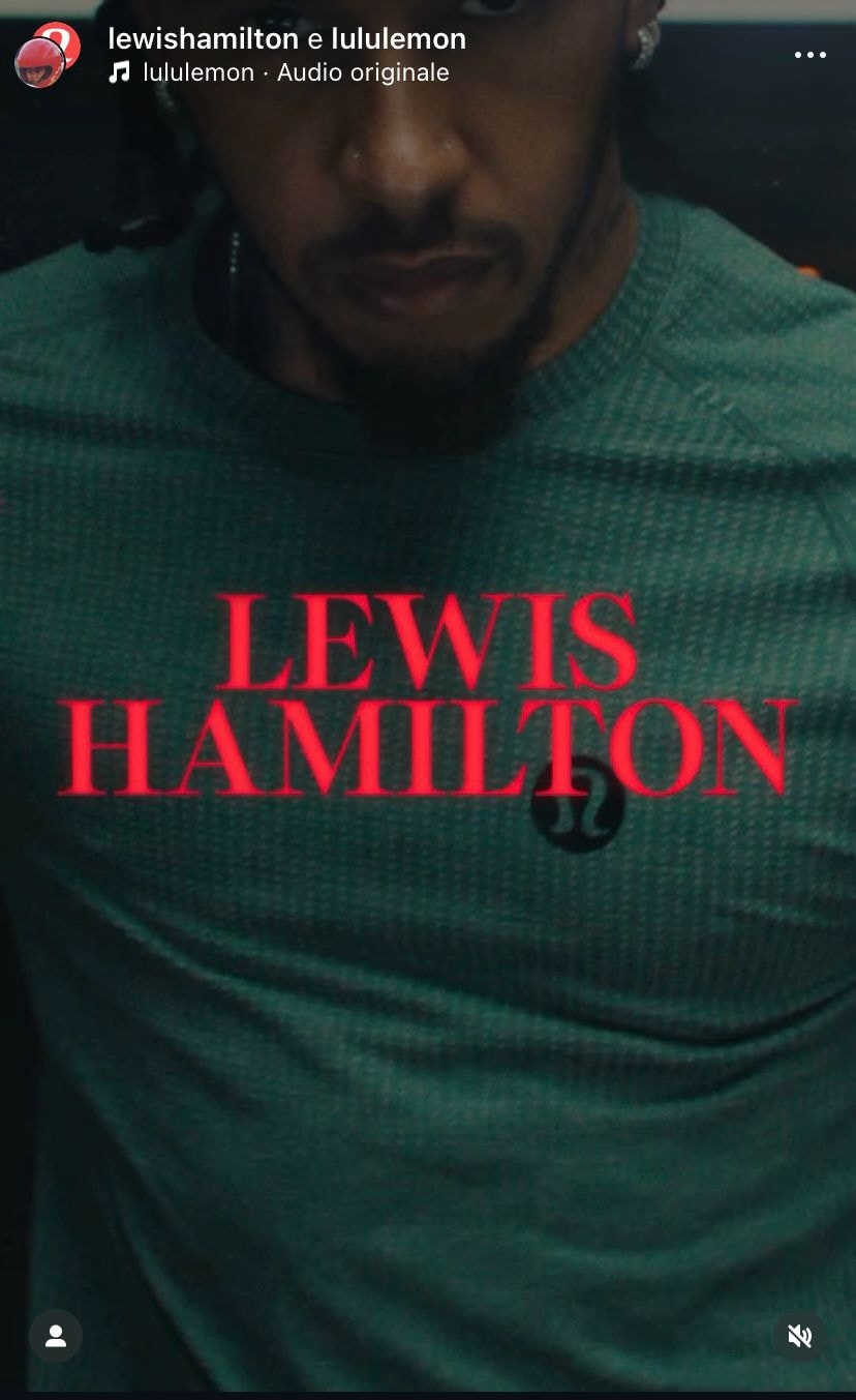 Lewis Hamilton nell'adv Lululemon (Instagram @lululemon)