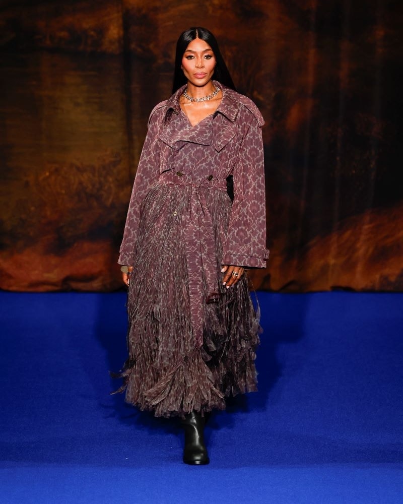 Naomi Campbell indossa un look Burberry fall-winter 2025/2026 (ph Francesc Ten)