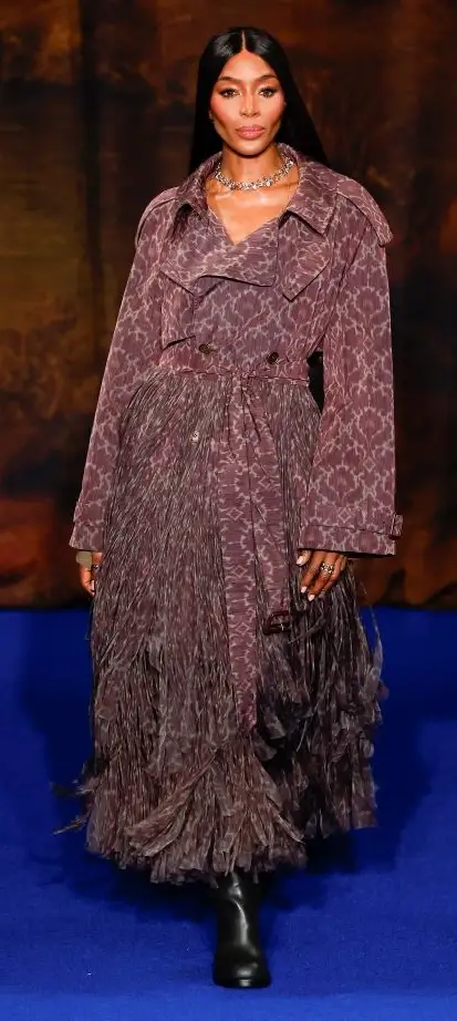Naomi Campbell indossa un look Burberry fall-winter 2025/2026 (ph Francesc Ten)
