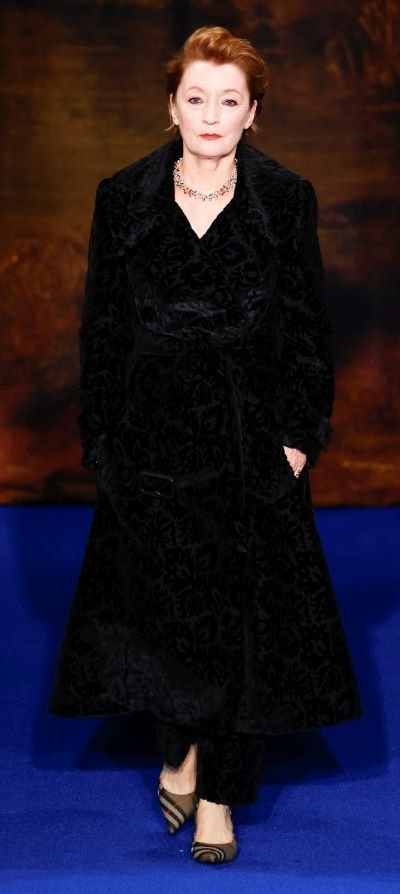 Lesley Manville indossa un look Burberry fall-winter 2025/2026 (ph Francesc Ten)
