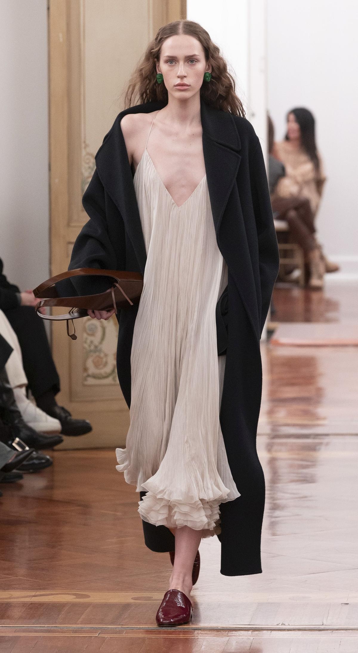 Un look Alberta Ferretti fall-winter 2025/26 (courtesy Alberta Ferretti)