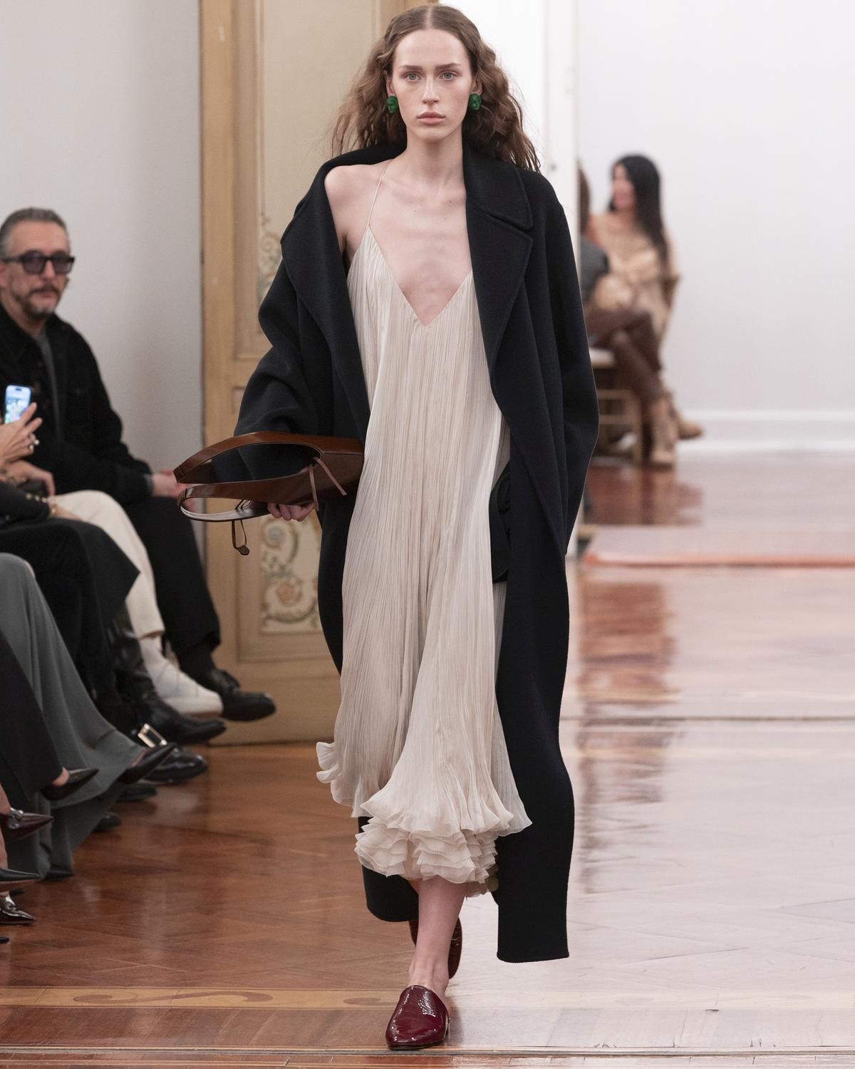 Un look Alberta Ferretti fall-winter 2025/26 (courtesy Alberta Ferretti)