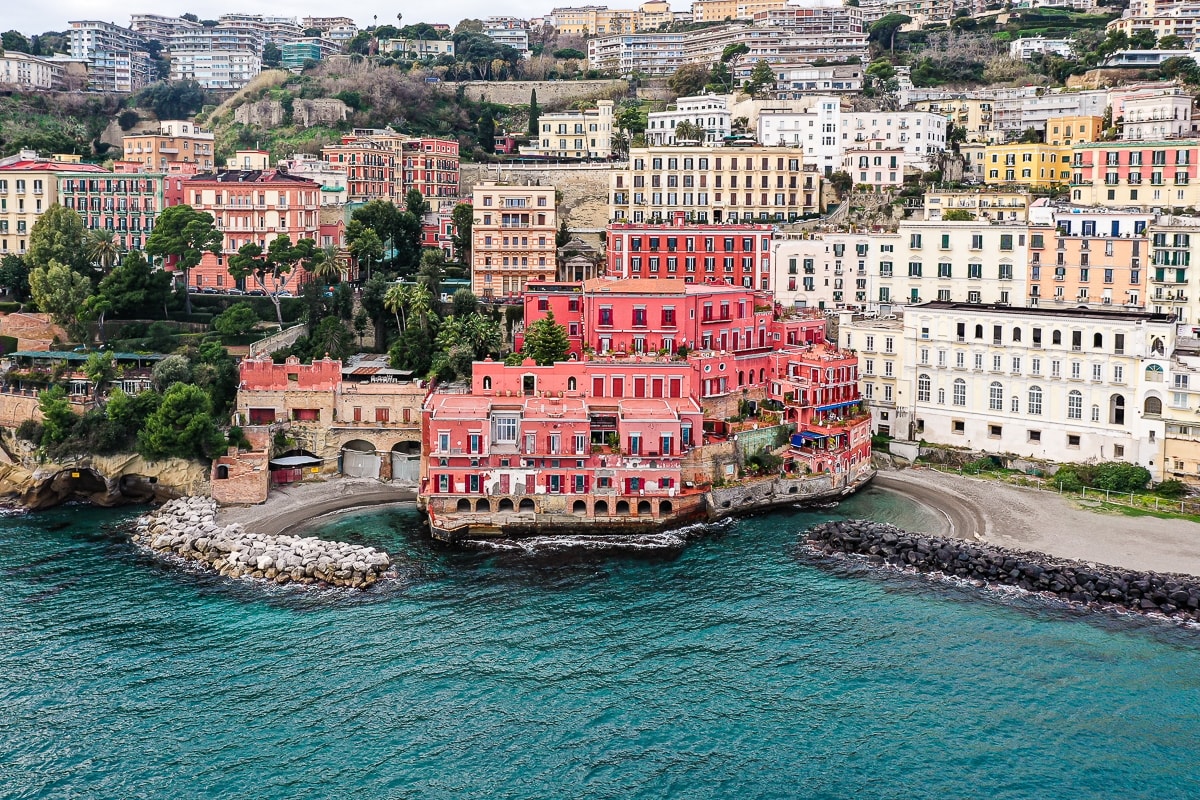 A Posillipo, Berkshire Hathaway HomeServices | Roma Immobiliare??????? gestisce la vendita di Villa Pavoncelli: una residenza storica con terrazza di 200 metri quadri con vista sul Golfo di Napoli, Vesuvio, Capri, Ischia e Procida. Il prezzo? 15 milioni di euro.