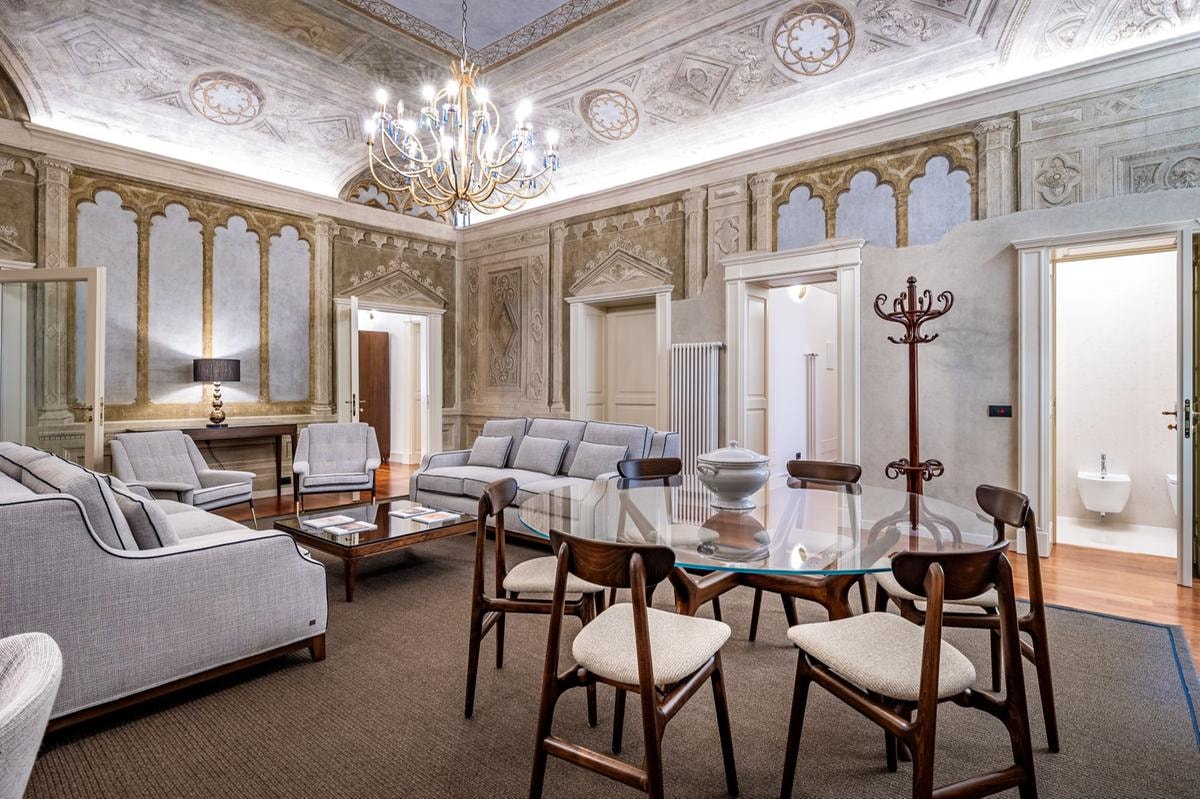 Knight Frank propone a Firenze, all’interno di un palazzo d’epoca, a 5 milioni 750mila euro, un prestigioso appartamento di circa 420 metri, diviso in due unità con ingressi indipendenti.