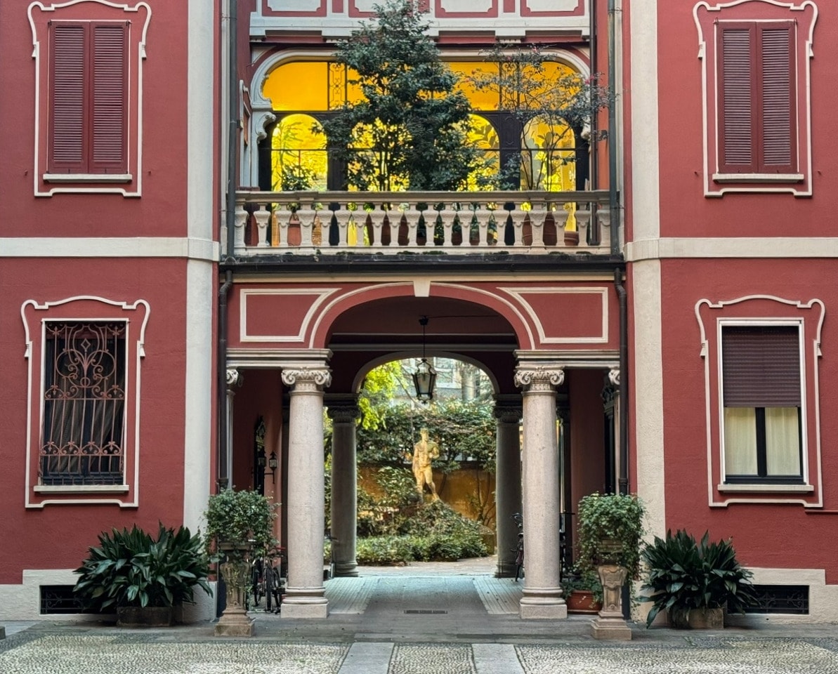 Trattativa riservata per un appartamento di 205 mq ristrutturato in uno storico palazzo di via Boccaccio.  A gestire la vendita, Via della Spiga Wonderful Houses.