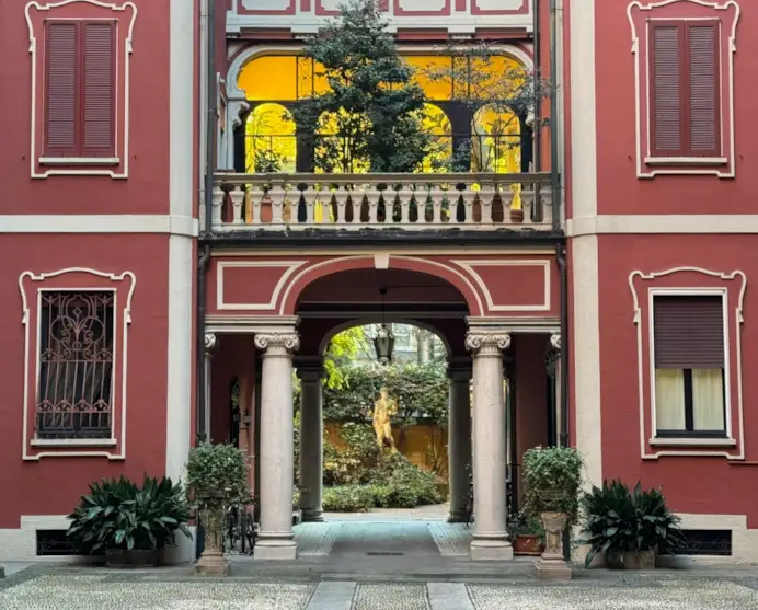Trattativa riservata per un appartamento di 205 mq ristrutturato in uno storico palazzo di via Boccaccio. A gestire la vendita, Via della Spiga Wonderful Houses.