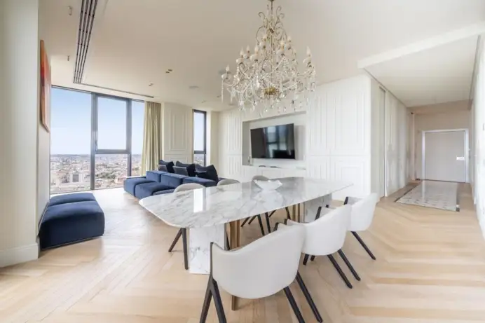 Quimmo Prestige Agency propone a Milano, al 28 piano di Torre Solaria, un appartamento di 225 mq in vendita a 5 milioni di euro, con terrazzo di 30 mq.