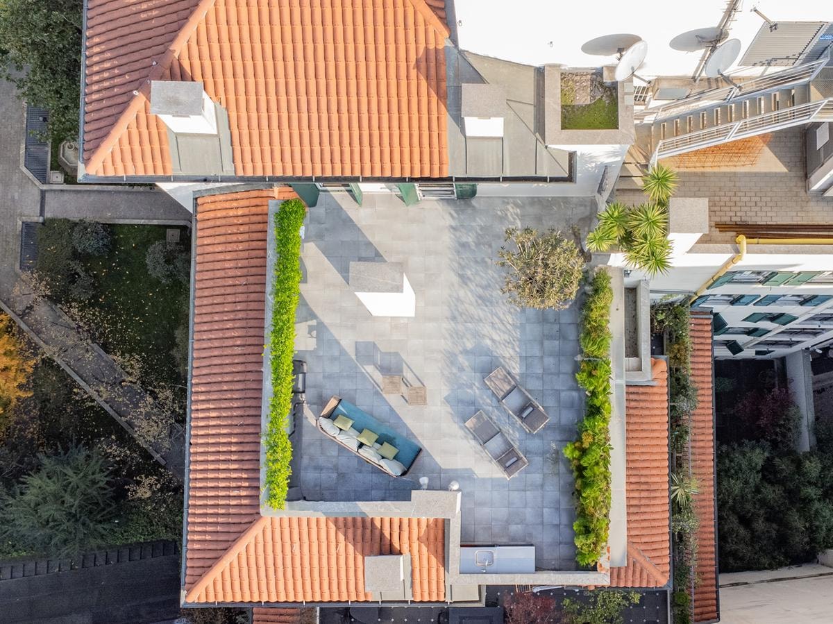 A Milano, in largo la Foppa, Engel & Võlkers propone, a 4 milioni e 900mila euro, un attico su due livelli realizzato dallo studio Libeskind.