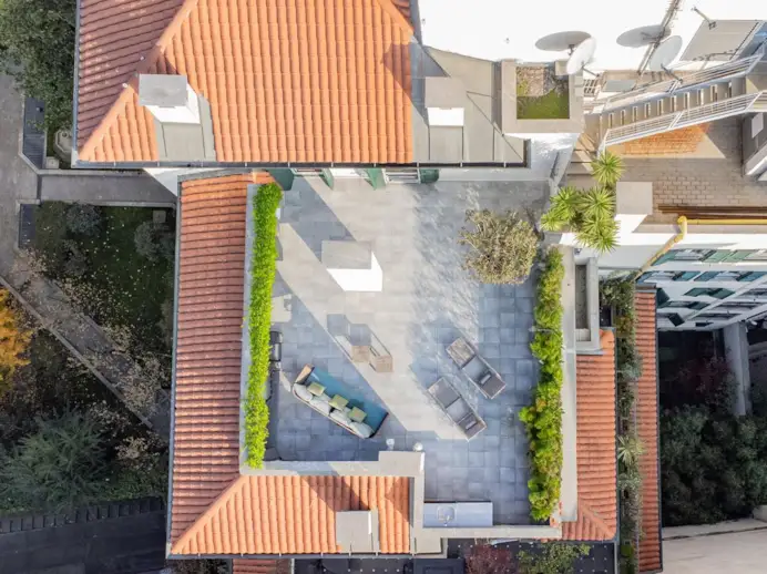 A Milano, in largo la Foppa, Engel & Võlkers propone, a 4 milioni e 900mila euro, un attico su due livelli realizzato dallo studio Libeskind.