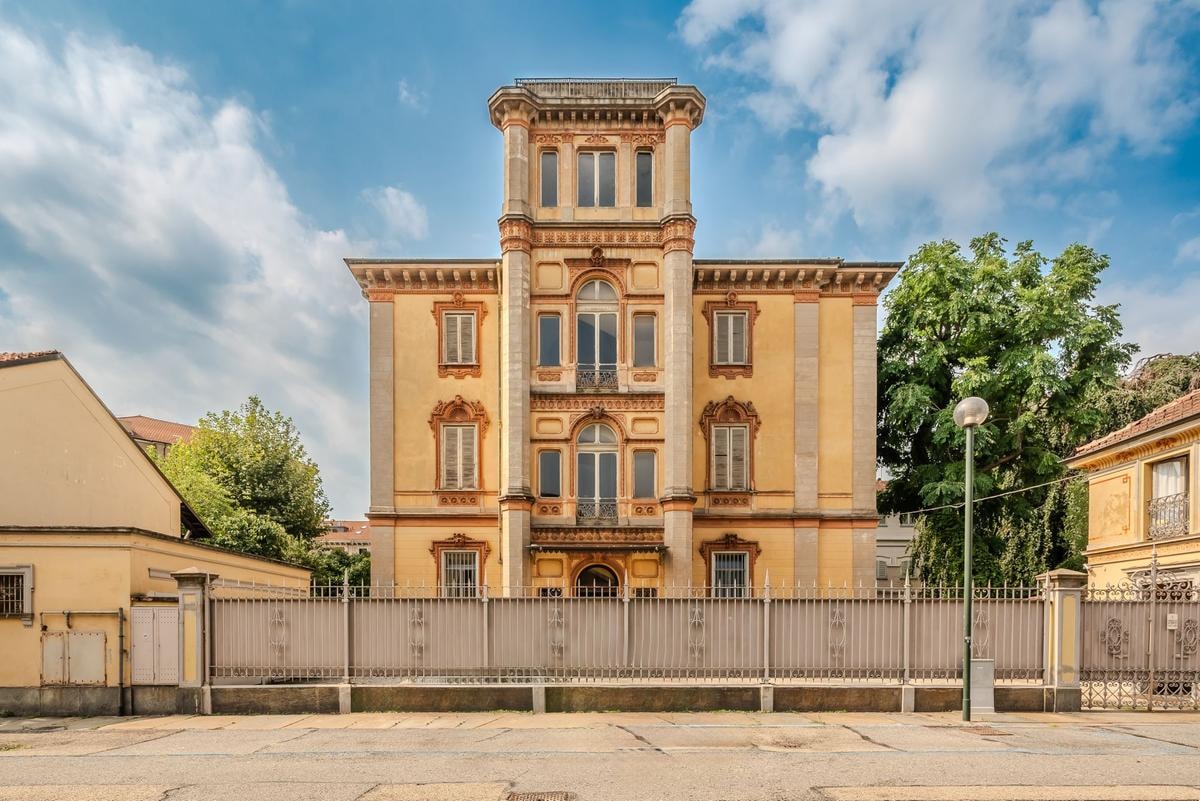 Italy Sotheby’s  International Realty propone a Torino, in via Magenta, all’interno di una prestigiosa palazzina d’epoca, a 2 milioni 500mila, un elegante appartamento al primo piano di 391 mq, e, al terzo piano, un’altra unità di 101 mq.