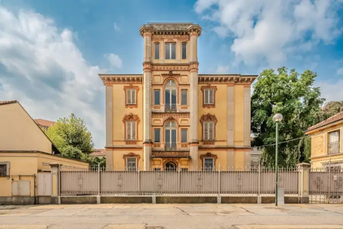 Italy Sotheby’s International Realty propone a Torino, in via Magenta, all’interno di una prestigiosa palazzina d’epoca, a 2 milioni 500mila, un elegante appartamento al primo piano di 391 mq, e, al terzo piano, un’altra unità di 101 mq.