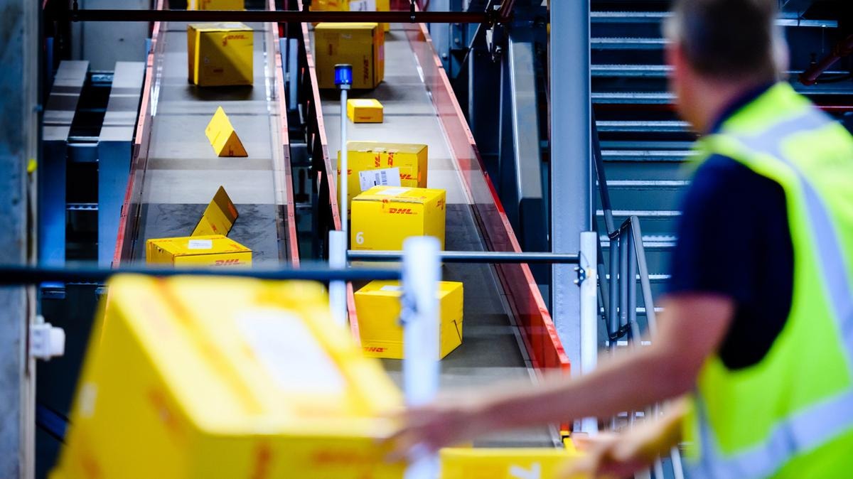 Dhl, frode fiscale e caporalato: indagine della procura. Sequestrati 46,8 milioni 