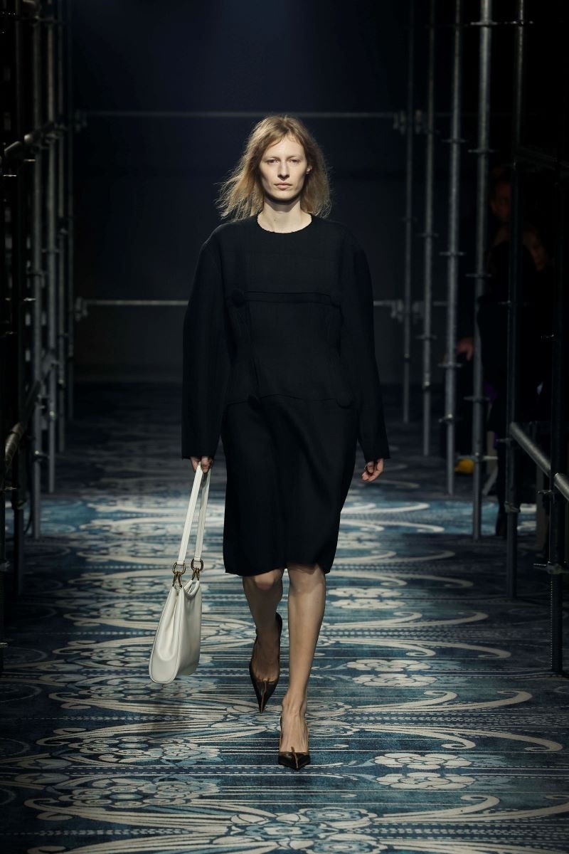 Un look Prada fall-winter 2025/26 (ph Framcesc Ten/MFF)