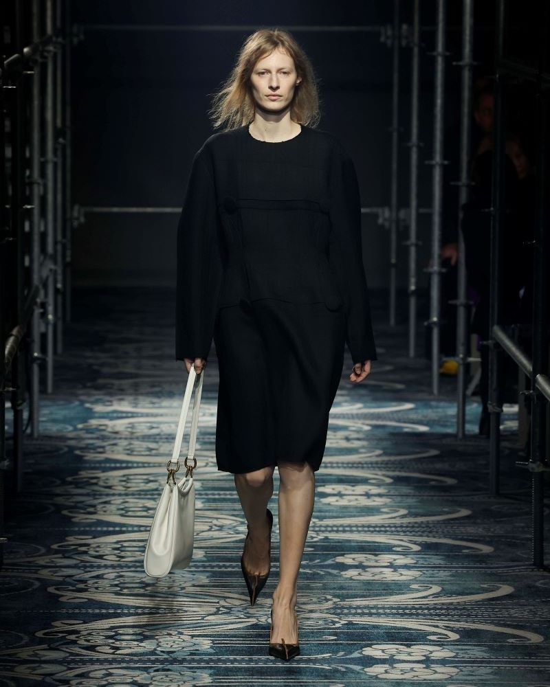 Un look Prada fall-winter 2025/26 (ph Framcesc Ten/MFF)