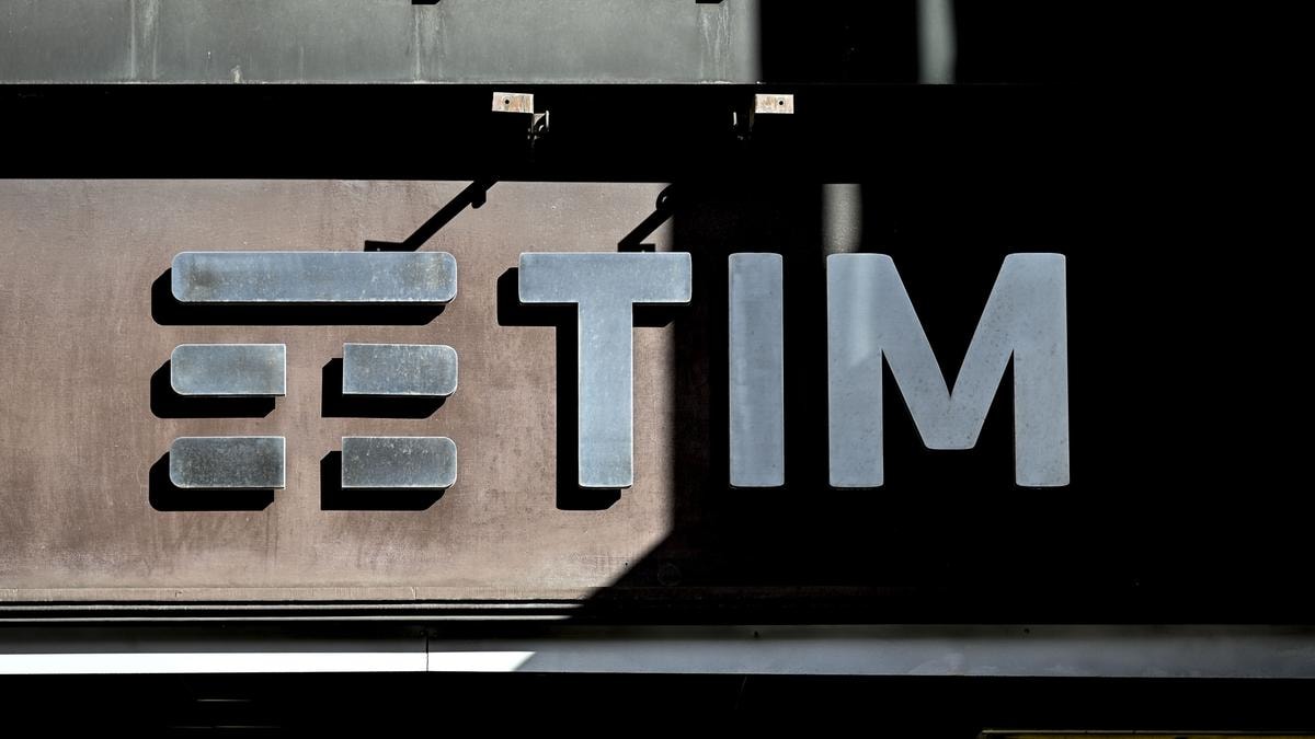 Tim sposta l’assemblea al 24 giugno: due mesi e mezzo in più di tempo per Poste e Vivendi