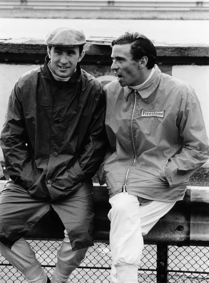 Jackie Stewart a sinistra, e Jim Clark, 1967.