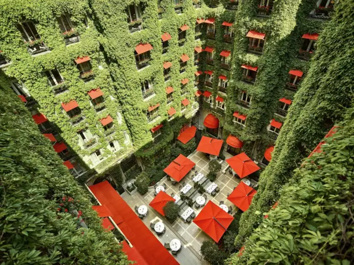 L’Hotel Plaza Athénée, l’Adresse Haute Couture nella via del lusso e dello shopping di Parigi