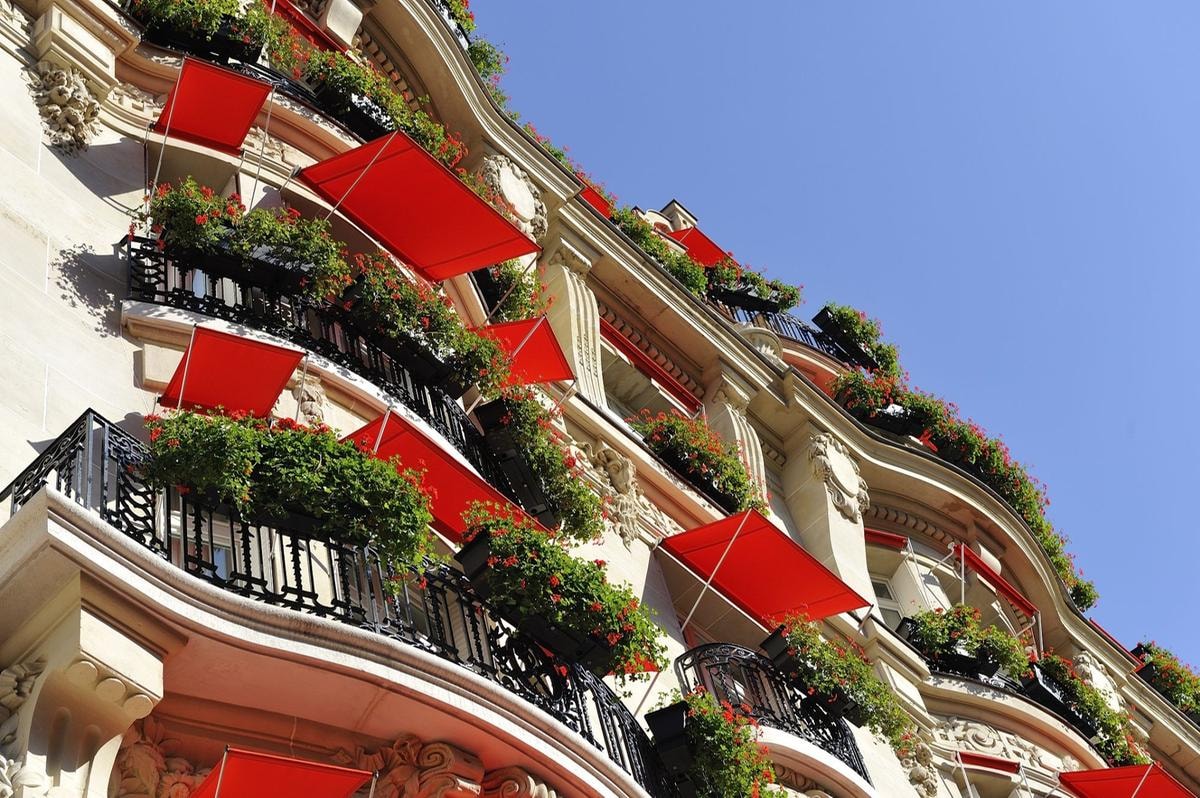 L’Hotel Plaza Athénée, l’Adresse Haute Couture nella via del lusso e dello shopping di Parigi