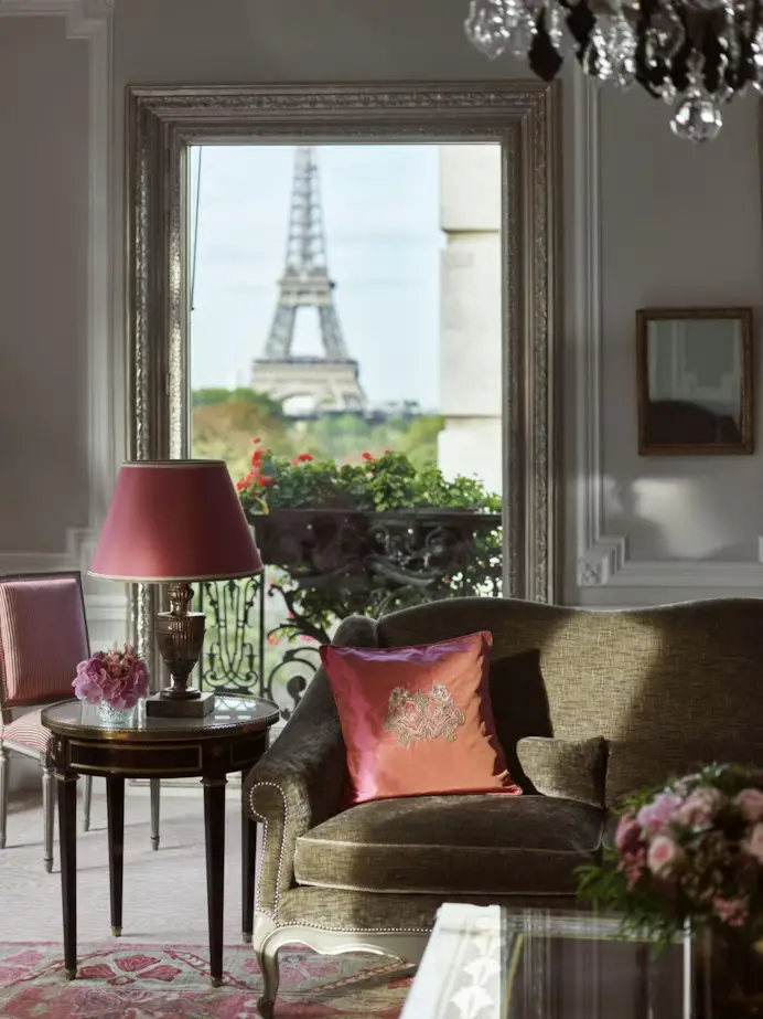 L’Hotel Plaza Athénée, l’Adresse Haute Couture nella via del lusso e dello shopping di Parigi