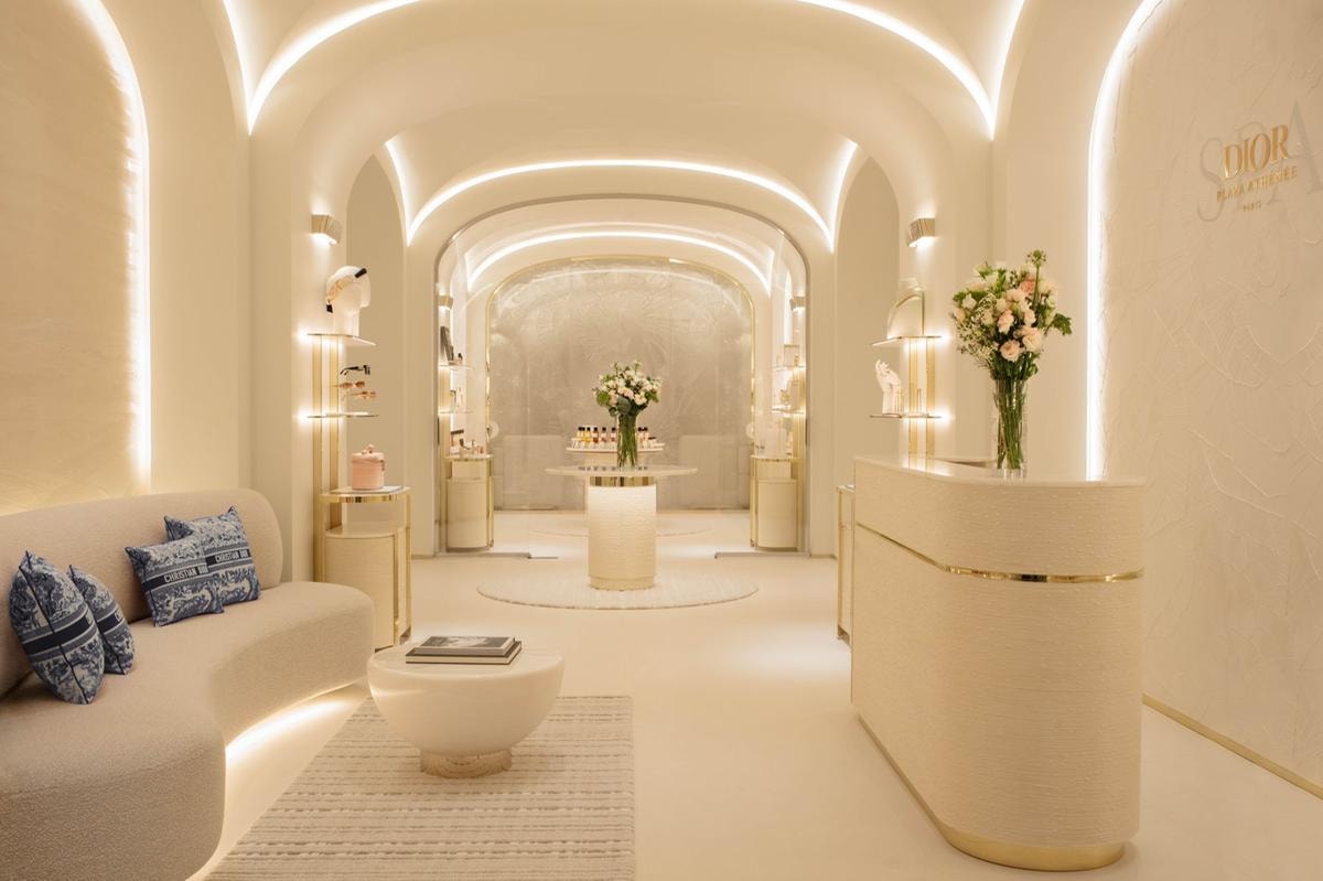 L’Hotel Plaza Athénée, l’Adresse Haute Couture nella via del lusso e dello shopping di Parigi