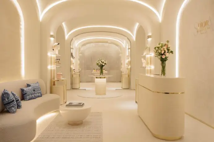 L’Hotel Plaza Athénée, l’Adresse Haute Couture nella via del lusso e dello shopping di Parigi