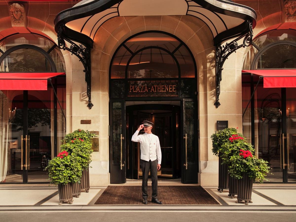 L’Hotel Plaza Athénée, l’Adresse Haute Couture nella via del lusso e dello shopping di Parigi