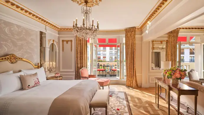 L’Hotel Plaza Athénée, l’Adresse Haute Couture nella via del lusso e dello shopping di Parigi