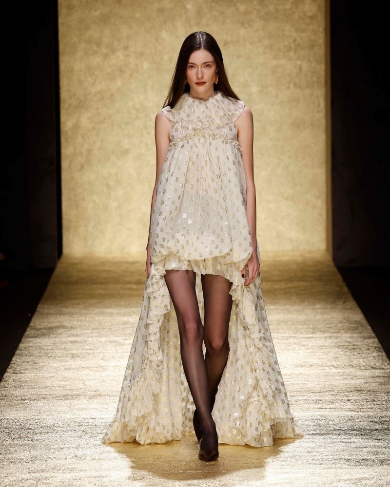 Un look Luisa Spagnoli fall-winter 2025/26 (ph Francesc Ten/MFF)