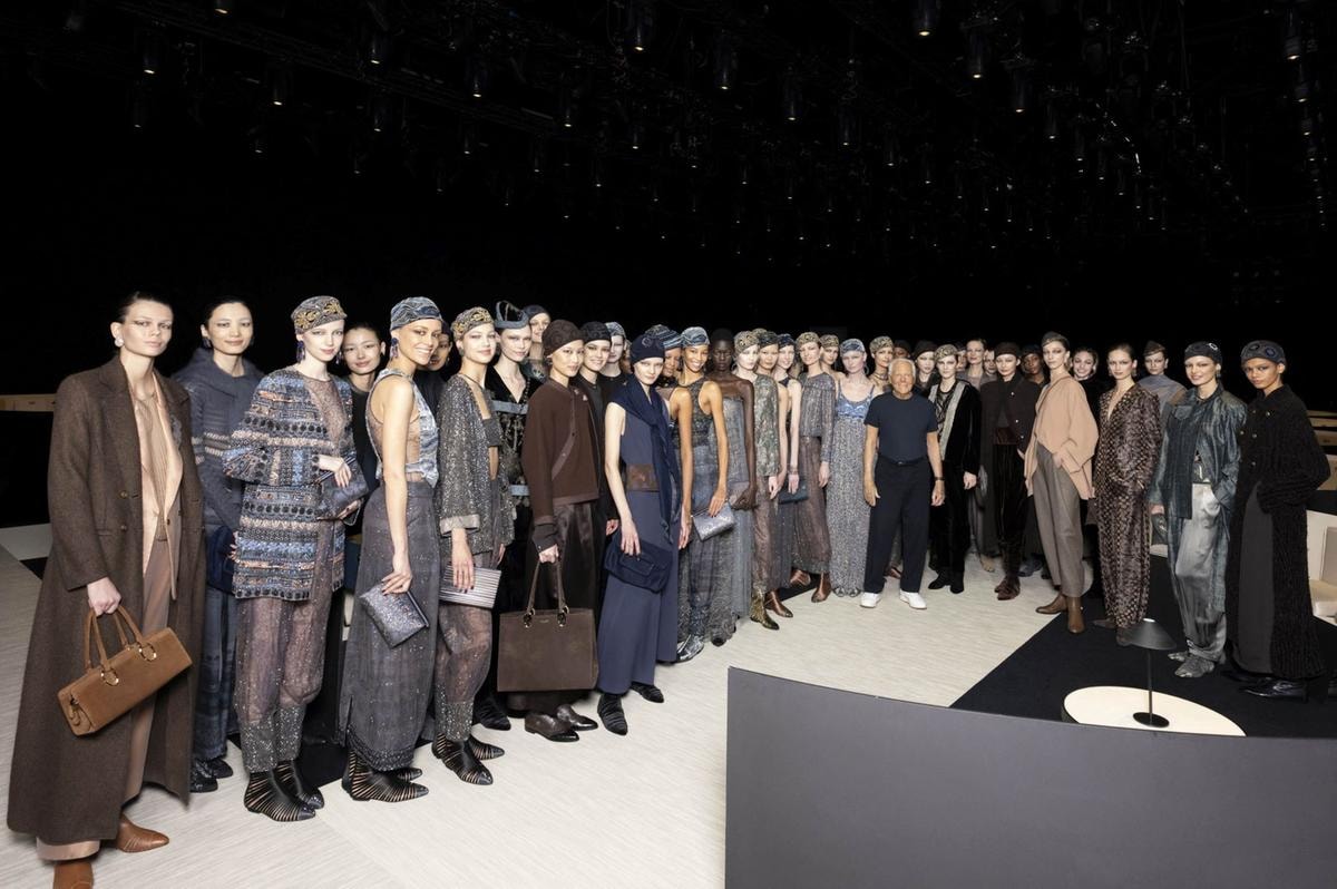 Giorgio Armani con le modelle alla fine dello show fall-winter 2025/26 (courtesy Giorgio Armani)