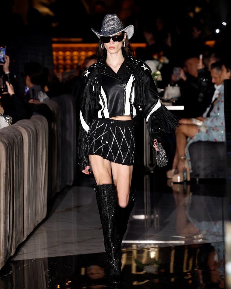 Un look Philipp Plein fall-winter 2025/26 (ph Francesc Ten/MFF)