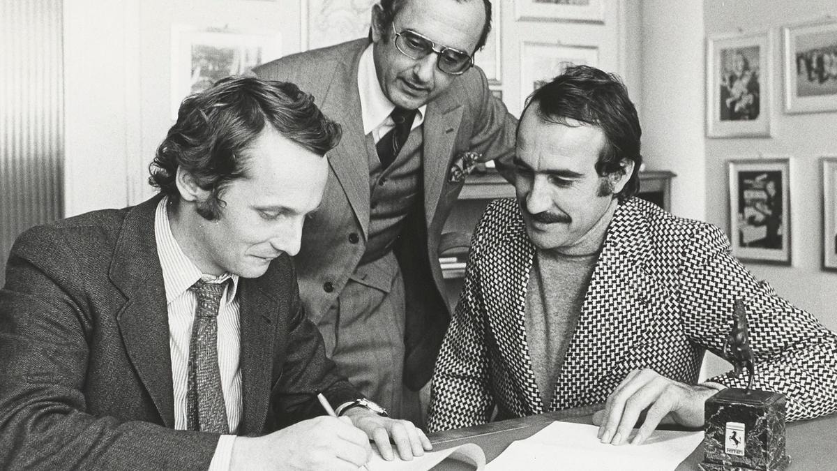 Da sinistra, Jack Heuer, pronipote del fondatore, con Niki Lauda e Clay Regazzoni, piloti del team Ferrari negli anni 70.
