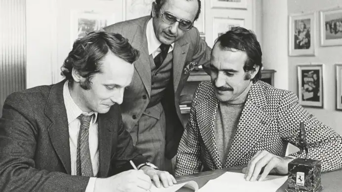 Da sinistra, Jack Heuer, pronipote del fondatore, con Niki Lauda e Clay Regazzoni, piloti del team Ferrari negli anni 70.