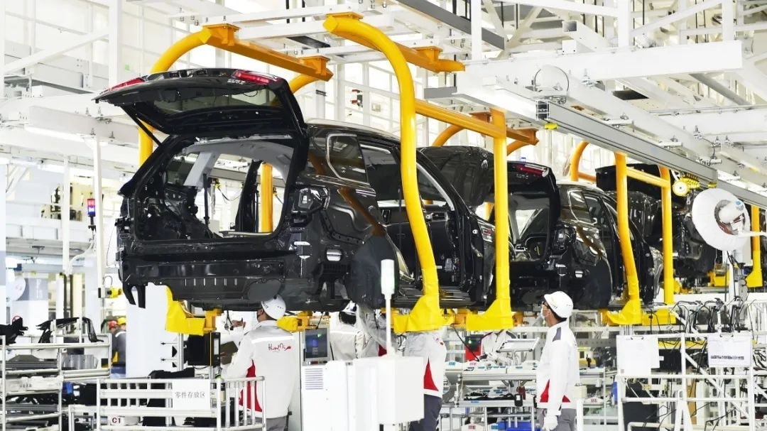 Auto, la Commissione Ue apre sulle emissioni di Co2: il calcolo sarà rinviato tra tre anni per dare più flessibilità
