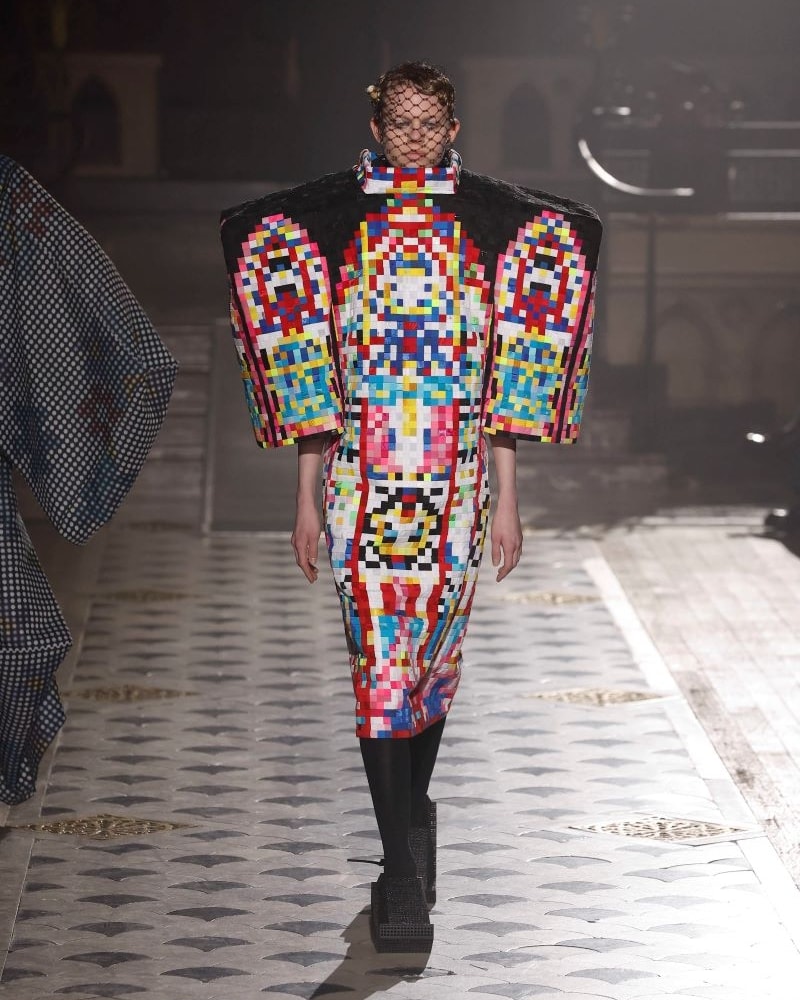 Un look Anrealage fall-winter 2025/26 (ph Francesc Ten/MFF)