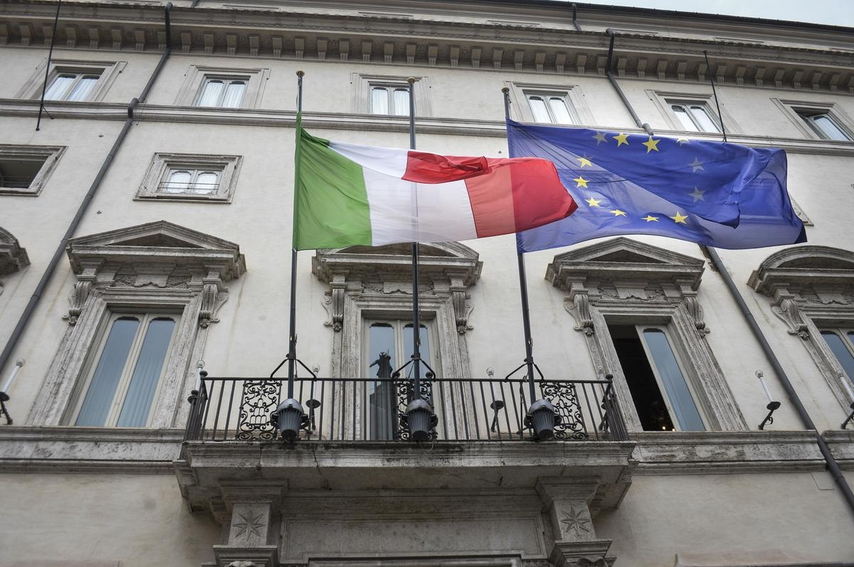 PALAZZO CHIGI PRESIDENZA DEL CONSIGLIO DEI MINISTRI BANDIERA ITALIANA EUROPEA BANDIERE ITALIA EUROPA