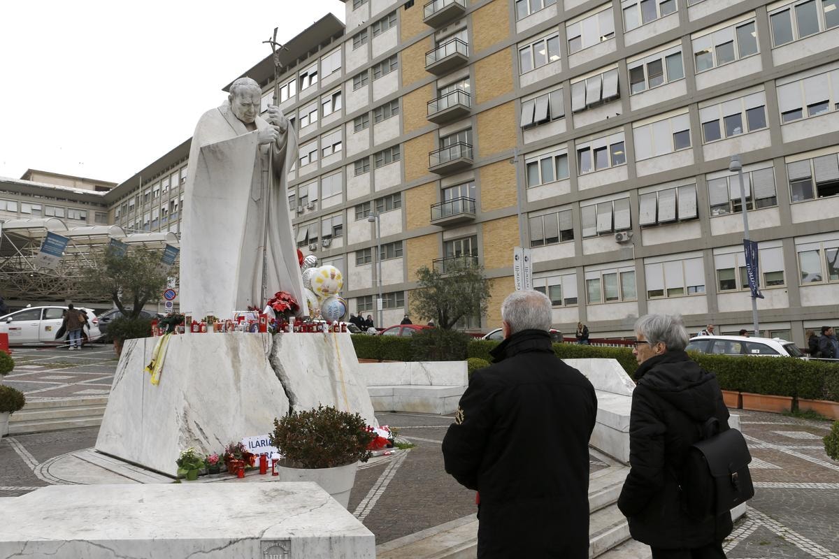PAPA FRANCESCO RICOVERATO AL GEMELLI FEDELI IN PREGHIERA