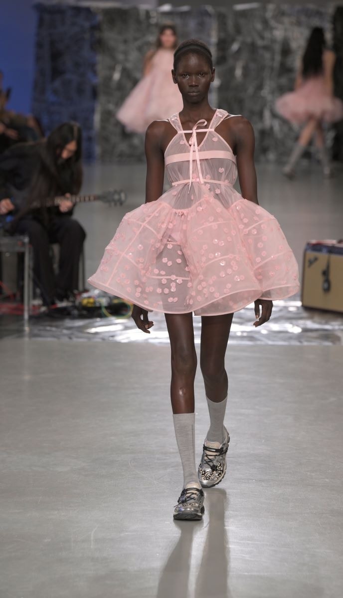 Un look Cecilie Bahnsen fall-winter 2025/26 (ph Francesc Ten/MFF)