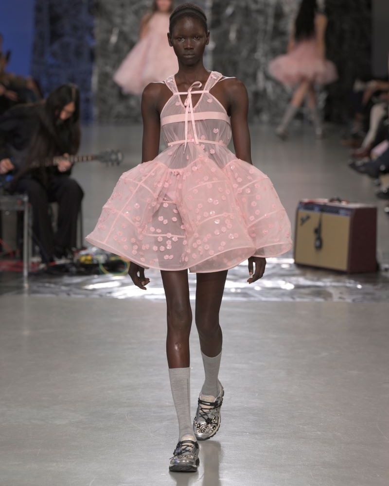Un look Cecilie Bahnsen fall-winter 2025/26 (ph Francesc Ten/MFF)