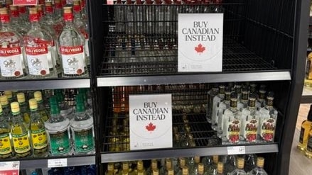 Dopo i dazi di Trump dai supermercati del Canada spariscono whisky e liquori americani