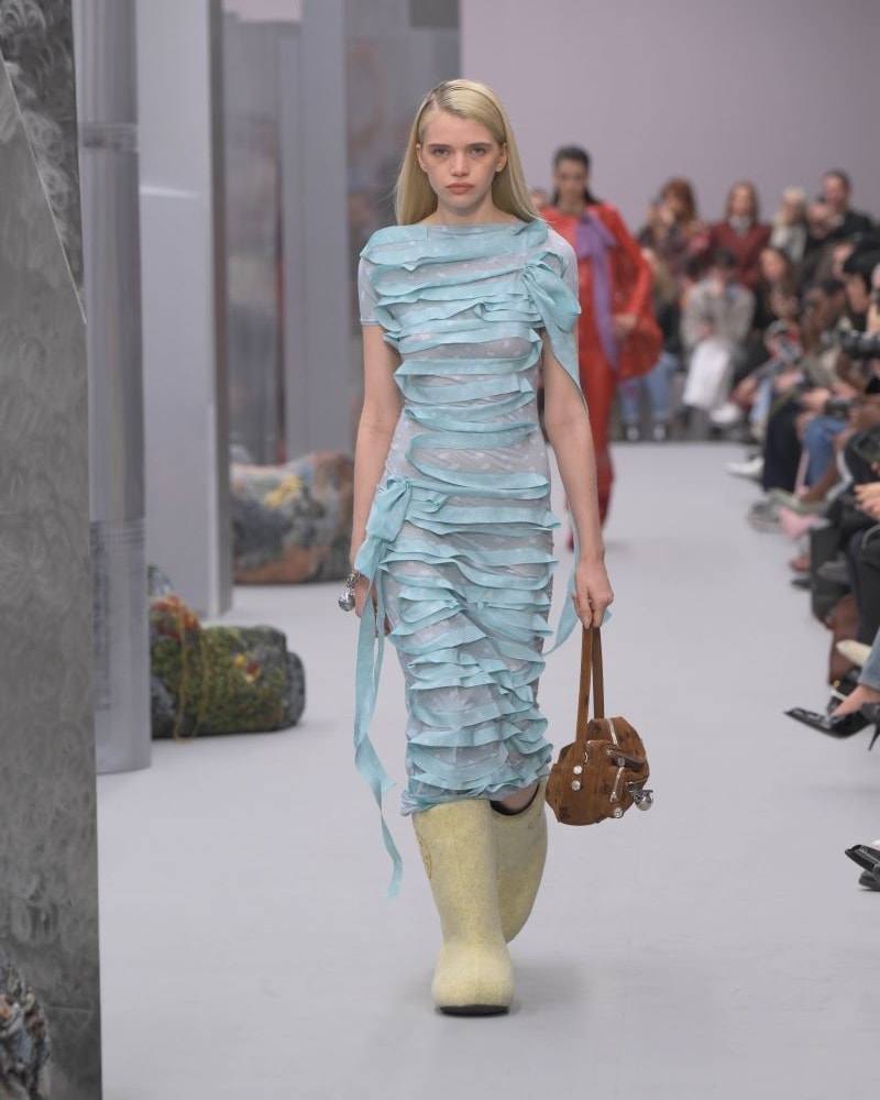 Acne studios tra skyline e natura