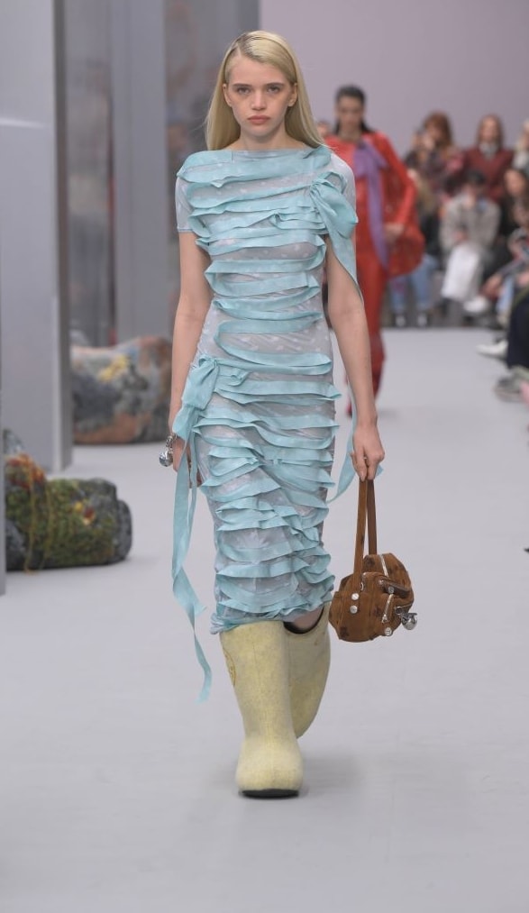Un look fall-winter 2025/26 di Acne studios (courtesy Acne studios)